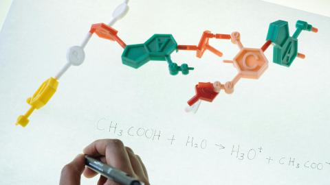 Featured Image for How to Use AI Chemistry Solvers to Study & Help With Homework