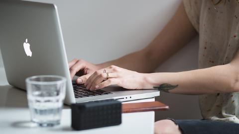 Featured Image for 5 Best Free AI Thesis Statement & Essay Generators in 2026