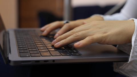 Featured Image for How to Use An Autoresponder For Outlook to Reduce Your Response Time