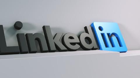 Featured Image for 3 Best AI LinkedIn Headline Generators + Good Headline Examples