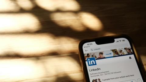 Featured Image for 10 Ways to Optimize Your LinkedIn Profile With AI in 2026