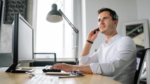 Featured Image for 14 Live Chat Canned Response Templates in 2026