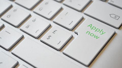 Featured Image for How to Tailor a Resume to a Job Description Using AI in 2026